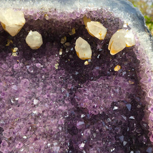Amethyst Geode große Calcit Kristalle 