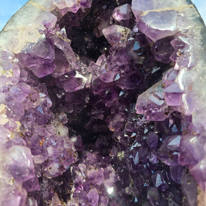 Amethyst mit Chalcedon Rand