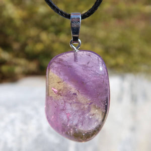 Ametrin Anhänger mit Silberöse, violett-goldene Farbverläufe, natürlichen Quarzstein, Unikat Nr. 13, Harmonie und Kreativität.