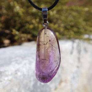 Ametrin Anhänger mit Silberöse, 38mm, zeigt violett-goldene Farbverläufe, symbolisiert Harmonie und Kreativität, UNIKAT Nr. 3