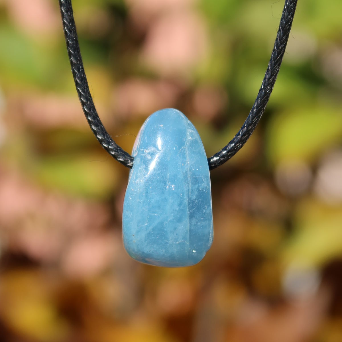 1A Qualität Aquamarin Anhänger, gebohrt mit hellblauer Farbe, Unikat, strahlt frische Energie aus.