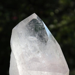 Geschliffene Bergkristall Spitze, klar funkelnd, aus Brasilien, geeignet für Meditation, 12x6 cm, natürliche Kristallstrukturen.