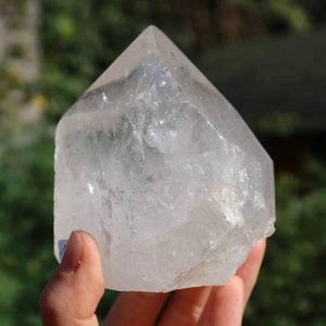Geschliffene Bergkristallspitze aus Brasilien für Klarheit und Meditation, 8x7 cm, einzigartige natürliche Optik.