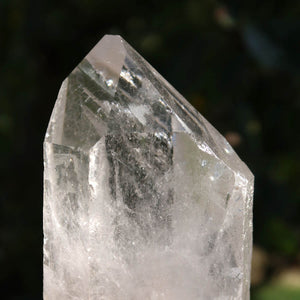Geschliffene Bergkristall Spitze aus Brasilien, 14x6 cm, mit natürlichem Funkeln und klarer Struktur, ideal für Meditation.