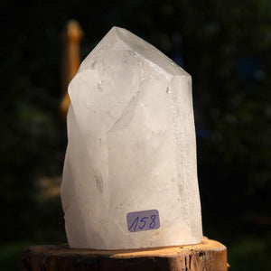 Geschliffene Bergkristall Quarzspitze Unikat Nr. 158, 9x6 cm, aus Brasilien, für Meditation und Klarheit, auf Holzstand.