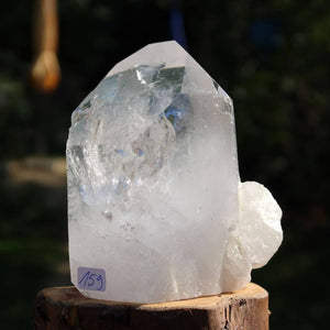 Geschliffene Bergkristall Spitze aus Brasilien, 9x8 cm, ideal für Klarheit und Meditation, auf Holzständer, Unikat Nr. 159.
