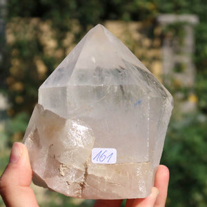 Hand holding a polished Bergkristall quartz point, Unikat Nr. 161, 10x8 cm, perfect for clarity and meditation from Brazil.
