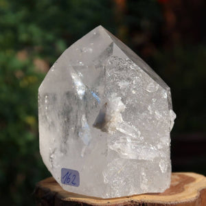 Bergkristall Quarzspitze Unikat Nr. 162 auf Holz, 8x7 cm, geschliffen, Brasilien. Ideal für Meditation und Klarheit.