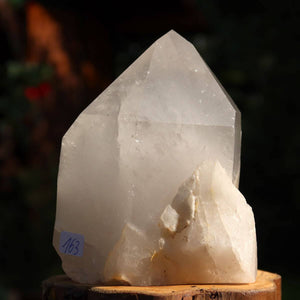 Geschliffene Quarzspitze aus Brasilien Nr. 163, klare Struktur, 9x7 cm, für Meditation und Klarheit.