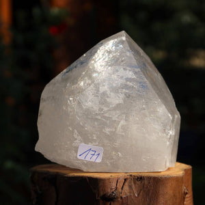 Polished clear quartz crystal point, Unikat Nr. 171, 8x8 cm, for clarity and meditation from Brazil, displayed on wood stand.