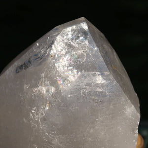 Bergkristall Quarz Spitze 8x8 cm aus Brasilien, geschliffen für Klarheit und Meditation, funkelnde Facetten und klare Struktur.