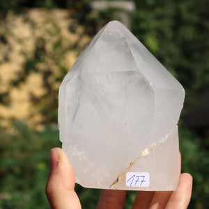 Geschliffene Bergkristall Spitze Nr. 177, 11x7 cm, klarer Quarz aus Brasilien, ideal für Meditation und Klarheit.