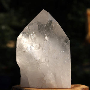 Clear quartz crystal with faceted surface for meditation, 9x7 cm, from Brazil, unique piece number 183.