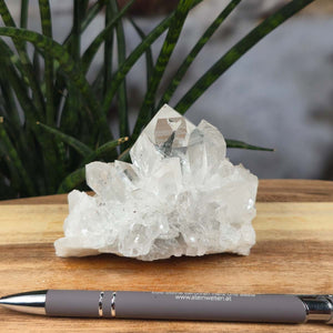 Bergkristall Stufe 1A Qualität, 7x11x8 cm - Klarheit und Fokus - UNIKAT Nr. 25, roher, natürlicher Kristall aus Brasilien, auf Holz mit Stift