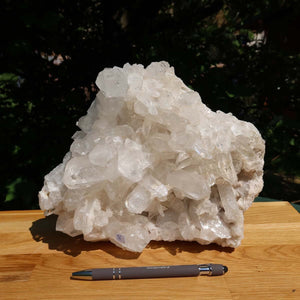 Roh Bergkristall Stufe mit klaren Spitzen, 4.8kg - Unikat aus Brasilien auf Holzunterlage, für Klarheit und Fokus.