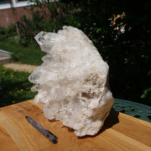Bergkristall Stufe 1A Qualität auf Holztisch mit grüner Kulisse, 4,8kg, große Spitzen, ungeschliffen, Natur, UNIKAT Nr. 16