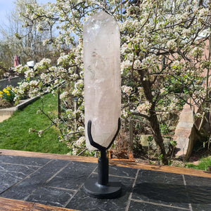 Natürlicher Bergkristall XL auf Drähständer im Garten, ideal für Meditation und exklusive Raumdekoration.