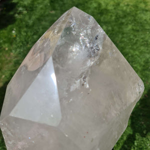 Natürlicher Bergkristall XL auf Metallständer, perfekt für exklusive Raumdekoration und Meditation. Ideal für Yoga- und Therapieräume.