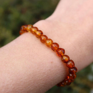 Honigfarbenes Bernstein Armband aus natürlichem baltischem Amber, getragen am Handgelenk. Elegant, warm und stilvoll.