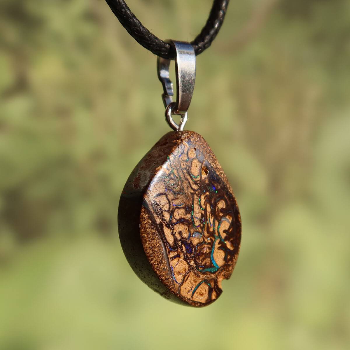 Boulder Opal Anhänger - Positivität und Freude - Nr. 14, handgeschliffener Stein mit einzigartigem Muster und Silberöse