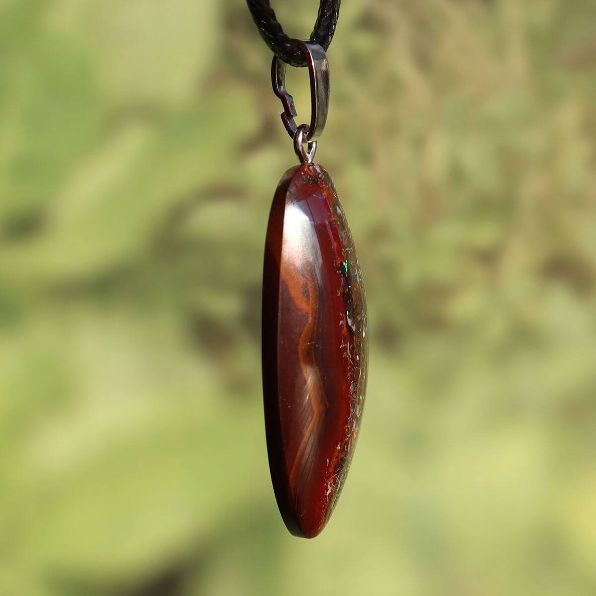 Boulder Opal Anhänger - Positivität und Freude - Nr. 19 mit einzigartigem Muster und Silberöse, handgeschliffen.