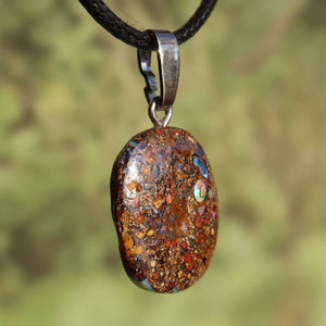 Boulder Opal Anhänger - Positivität und Freude - Nr. 20, handgeschliffener Stein mit einzigartigem Muster, echte Silberöse
