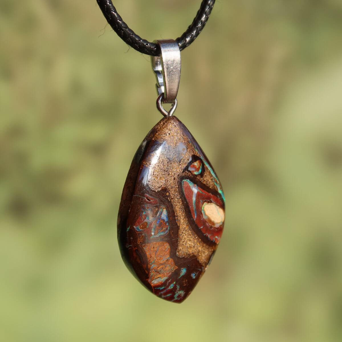 Boulder Opal Anhänger - Positivität und Freude - Nr. 3 mit einzigartigem Handschliff und Silberöse auf schwarzem Band