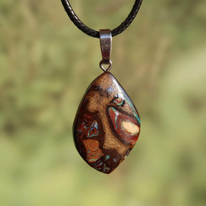 Boulder Opal Anhänger - Positivität und Freude - Nr. 3 mit einzigartigem Handschliff und Silberöse auf schwarzem Band