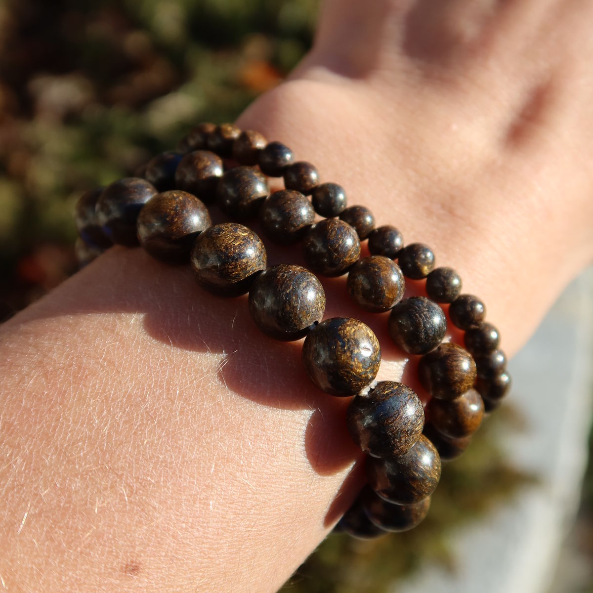 Bronzit Edelstein Armband - 1 Stück - in Varianten 4-6-8 oder 10mm auf Handgelenk getragen, zeigt sanfte Maserung und Schiller.