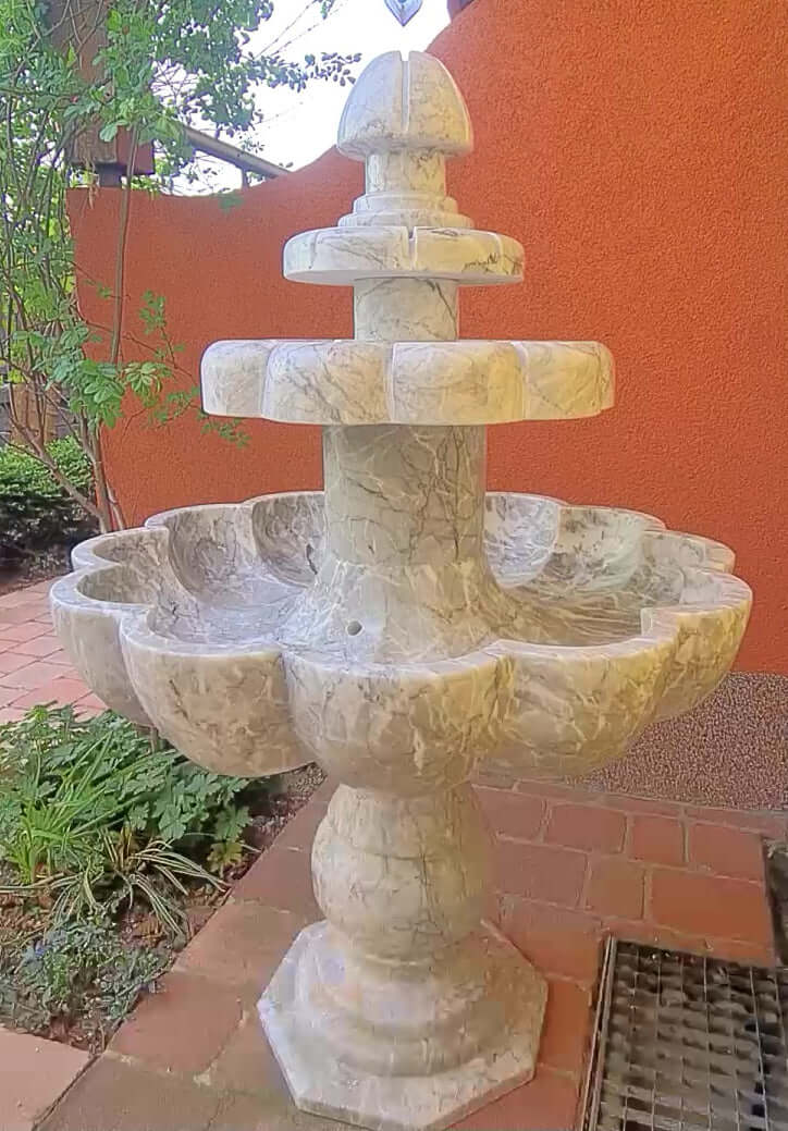 Massiver Marmor Brunnen - 100% Naturstein - handgearbeitet Nr.2 im Blumenbeet, Marmordesign, Innen- und Außendekoration.