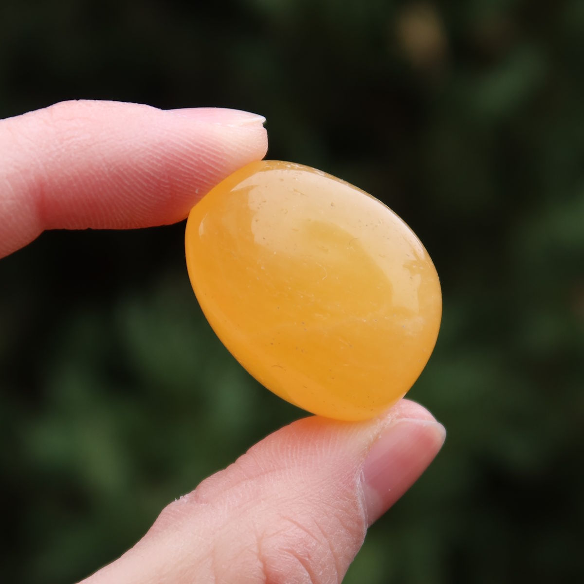 Calcit orange Handschmeichler - Selbstvertrauen und Positivität - Nr. 13 in leuchtendem Orange, perfekt für Energie und Frische.