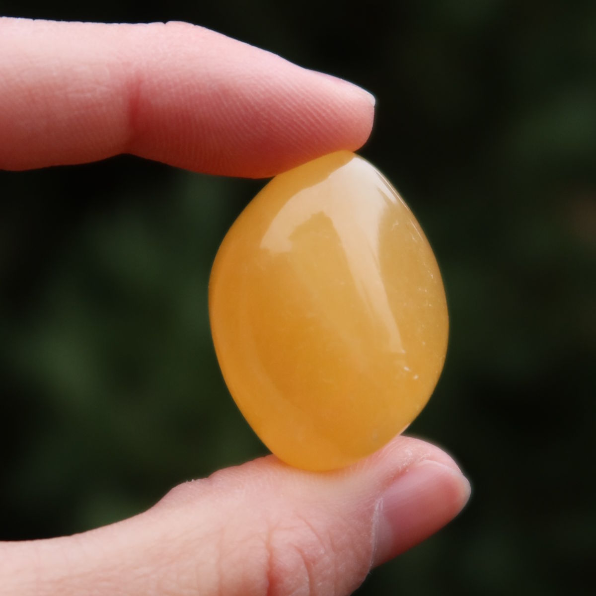 Calcit orange Handschmeichler - Selbstvertrauen und Positivität - Nr. 20 in Hand, strahlende warme Farbe