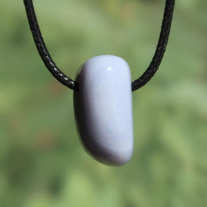 Chalcedon blau gebändert gebohrt - Ausdruck und Kommunikation - Unikat Nr. 8 Anhänger auf schwarzem Band