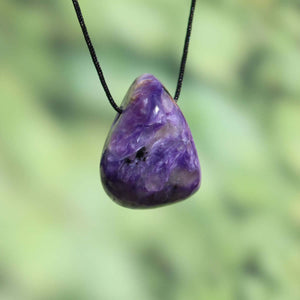 Charoit Anhänger, tiefviolett, aus Russland, kaufen Online bei Steinweltn Graz und Wiener Neustadt. Unikat Tscharoit Čaroit Edelstein 22mm.