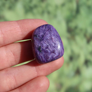 Charoit Handschmeichler 25mm Unikat mit tiefvioletter Farbe, kaufen Online bei Steinweltn, Anhänger und Ketten in Graz und Wiener Neustadt.