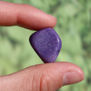 Violet Charoit 20mm gemstone from Russia, perfect for jewelry making; available for online purchase in Graz and Wiener Neustadt.