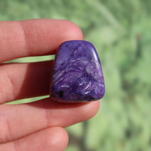 Charoit Handschmeichler 24mm UNIKAT Nr. 2 in deep violet color, available for online purchase as Anhänger at Steinweltn, Graz and Wiener Neustadt.