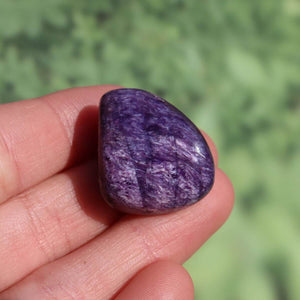 Charoit Handschmeichler Edelstein, tiefviolett, aus Russland, einzigartiges Muster, erhältlich bei Steinweltn in Graz und Wiener Neustadt