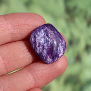 Charoit Handschmeichler 20mm UNIKAT Nr. 8, tiefviolett, in Hand gehalten. Perfekt für Ketten und Anhänger. Kaufen online, Graz, Wiener Neustadt.