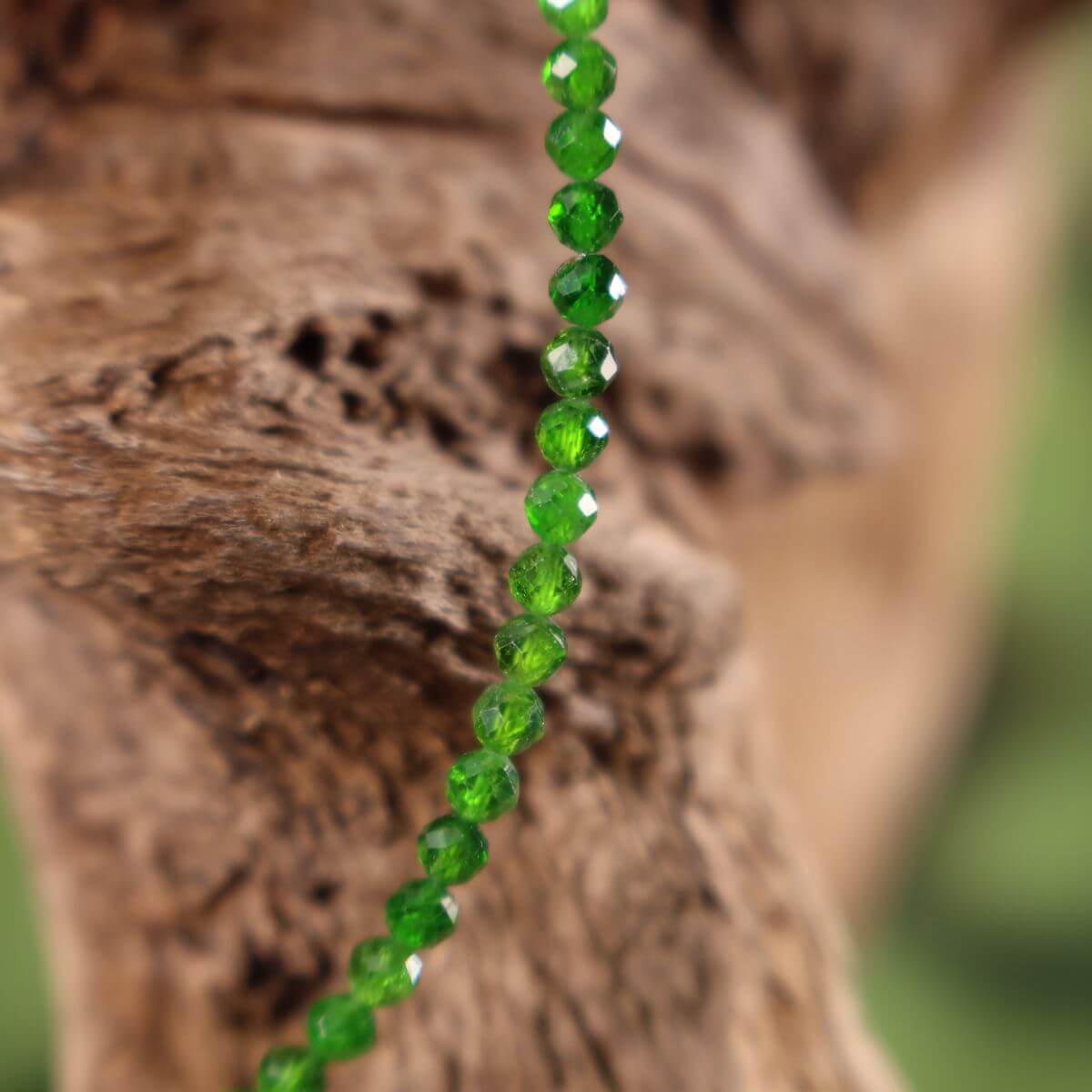 Handgefertigte Chromdiopsid Kette, einzigartiges Unikat, intensive grüne Farben, Silberteile mit Rhodium, modischer Blickfang.