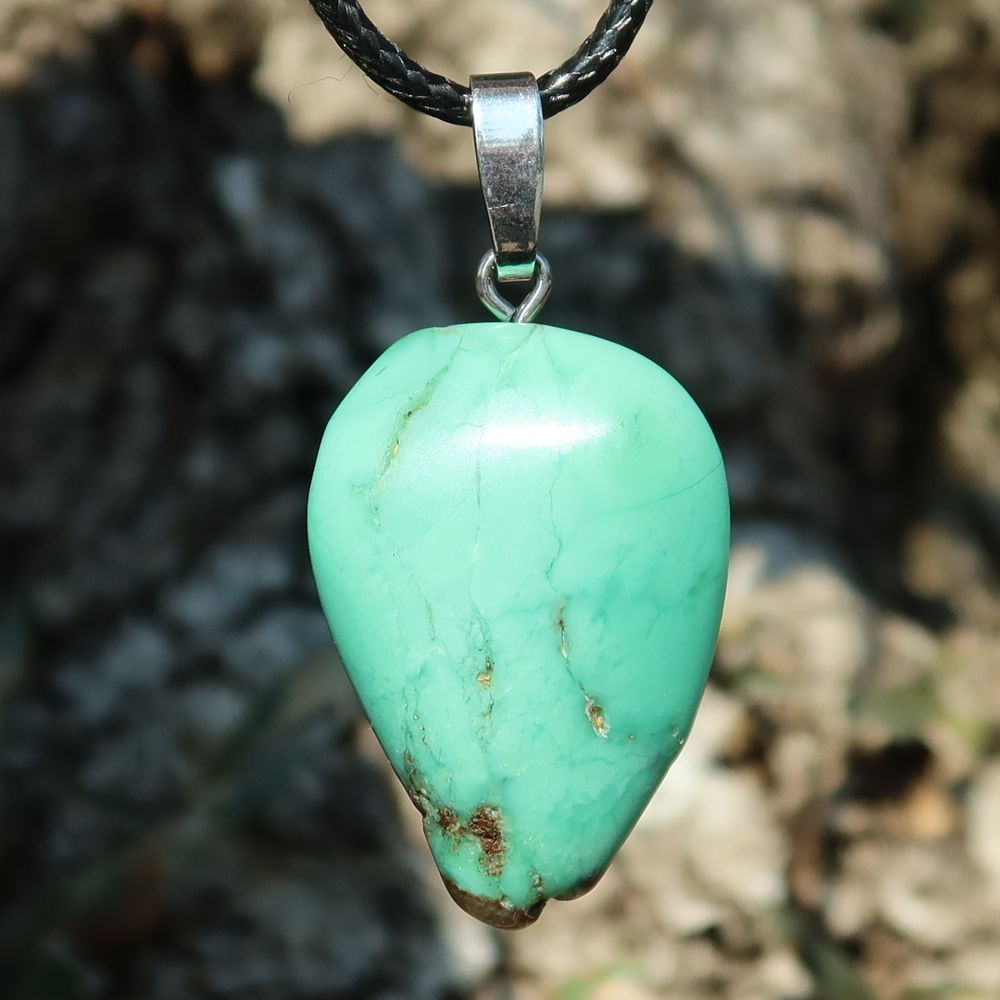 Chrysopras Anhänger - Selbstliebe und Vertrauen - Nr. 56, leuchtend grüner Anhänger mit Silberöse.