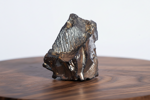 Edelschungit Rohstein - 43x30mm Harmonie und Schutz - UNIKAT Nr.16 auf Holztisch, Naturmineral aus Karelien zur Wasseraufbereitung und Schutz.