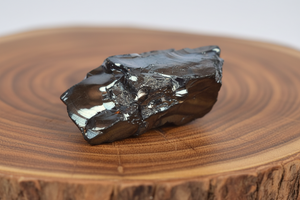 Edelschungit Rohstein - 42x22mm Harmonie und Schutz - UNIKAT Nr.26 auf Holzunterlage, Schungit Naturmineral für Wasseraufbereitung