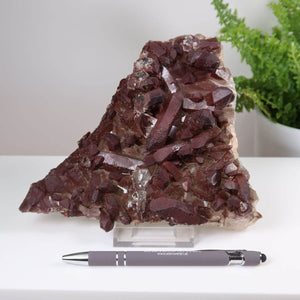 Seltene Hämatit Quarz Bergkristall Stufe aus Marokko mit intensiver Farbe, ideal für Sammler. Online kaufen bei Steinwelten.
