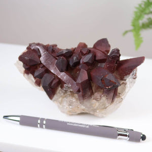Seltene Hämatit Quarz Bergkristall Stufe aus Marokko, Eisenquarz Sammlerstück, ideal für Steinheilkunde, online kaufen bei Steinwelten.