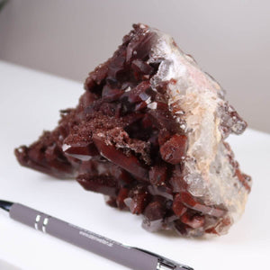 Seltene Hämatit Quarz Bergkristall aus Marokko, 15x13x11cm, mit intensiver Farbe. Ideal für Sammler und Steinliebhaber online kaufen.