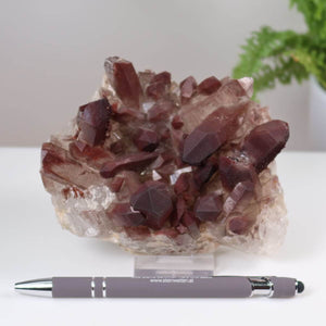 Seltene Hämatit Quarz Bergkristall Stufe aus Marokko neben Stift, 13x10x7cm, einzigartiger Eisenquarz für Sammler, online kaufen.
