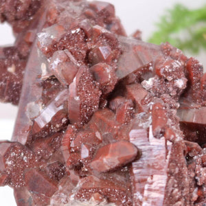Seltene Hämatit Quarz Bergkristall Stufe aus Marokko, Eisenquarz mit intensiver Farbe, ideal für Sammler und Steinliebhaber.