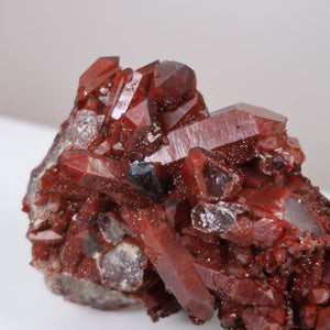 Seltene Hämatit Quarz Bergkristall Stufe aus Marokko, 14x9x7cm, intensives Rot, exklusiver Eisenquarz online kaufen bei Steinwelten.