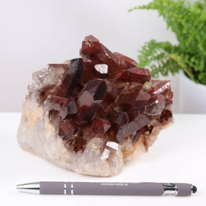 Exklusiver Hämatit Quarz Bergkristall aus Marokko 10x7x7cm mit intensiver Farbe, erhältlich bei Steinwelten Graz und Wiener Neustadt.